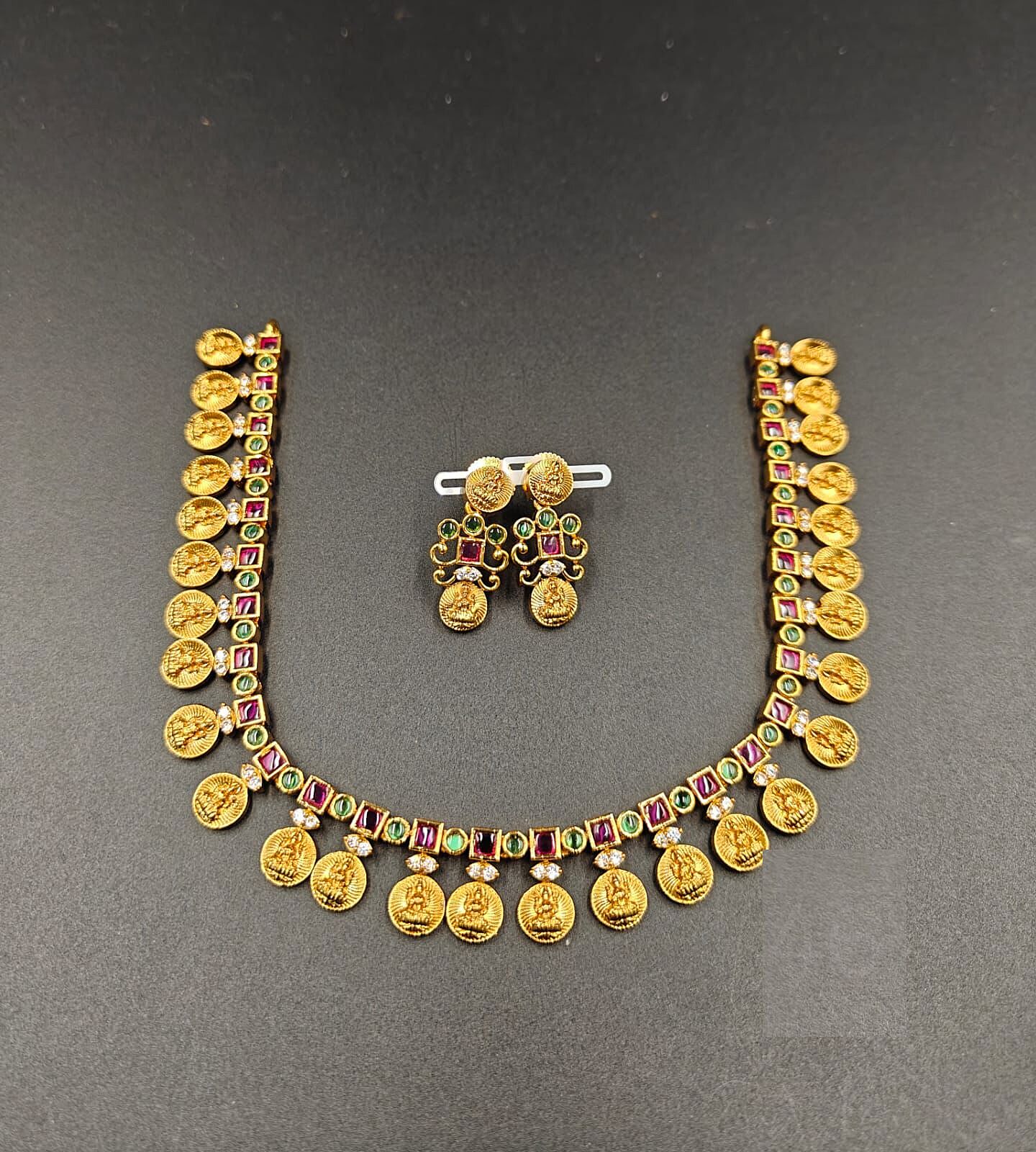 Minimal necklace set